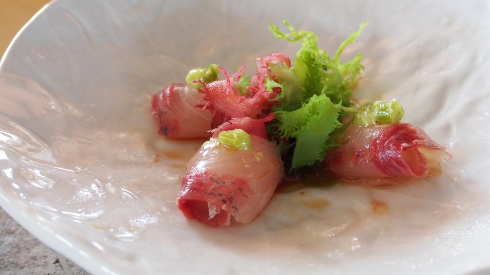 จานที่ 6 "Hamachi with spicy wasabi"

ผมไม่แน่ใจว่า Rainbow คือ Hamachi หรือเปล่า

รบกวนผู้รู้