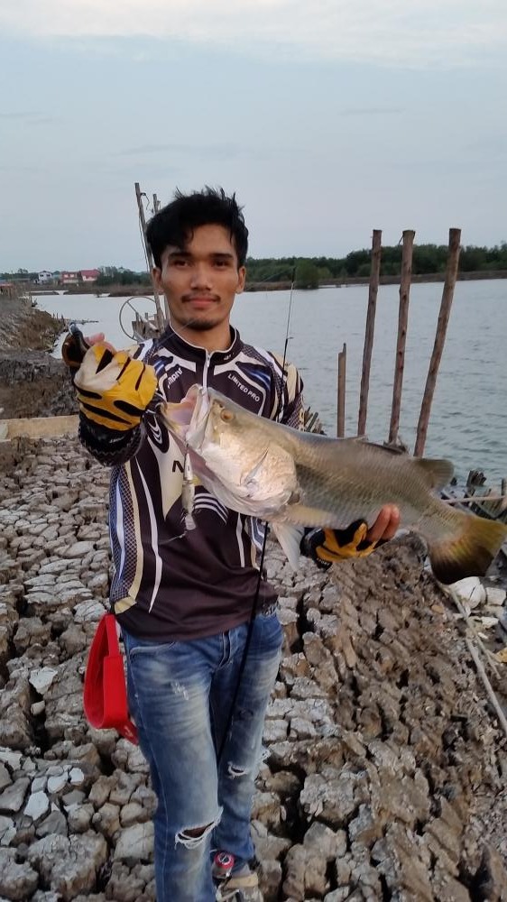 ลองหลากหลายเหยื่อครับ จะได้รู้ว่าปลามันชอบแบบไหน
ส่ง Rapala Bx joit minow 2 ท่อนดู วิ๊ดๆรอกดังโดนกร