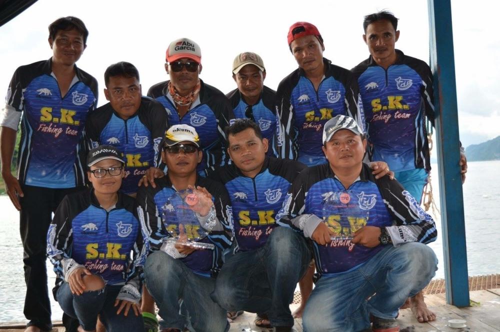 นี่ครับทีมเรา SK.fishing team สุรินทร์ เราเริ่มจากการที่อยากไปลองลงแข่งสนามไหญ่ จุดเริ่มที่3-4 คน ไป