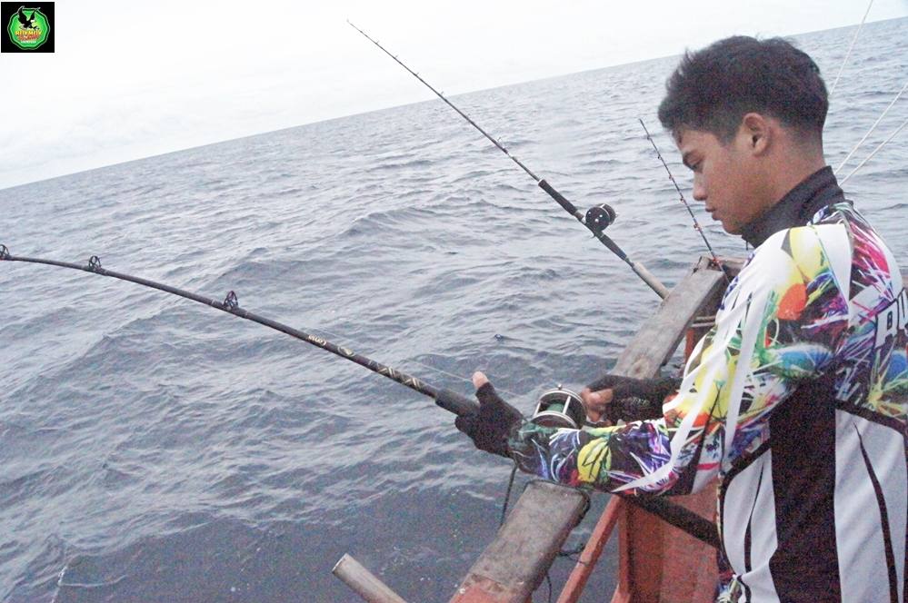  [center]มาที่ท้ายเรือกันต่อเลย น้องฟริ้งวันนี้รับหน้าที่เป็นมือปืนรับจ้าง เนื่องจากทนายวิ่งไม่ทัน..