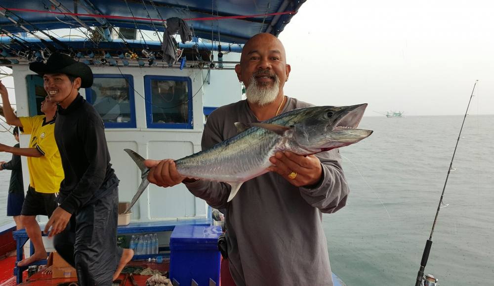 สักพักเสียงดังจากท้ายเรือ ทำให้ต้องหยุดชะงักทีเดียว เพราะรอคอยสิ่งที่ต้องการอยู่ลึกๆแล้วเค้าก็มากับอ