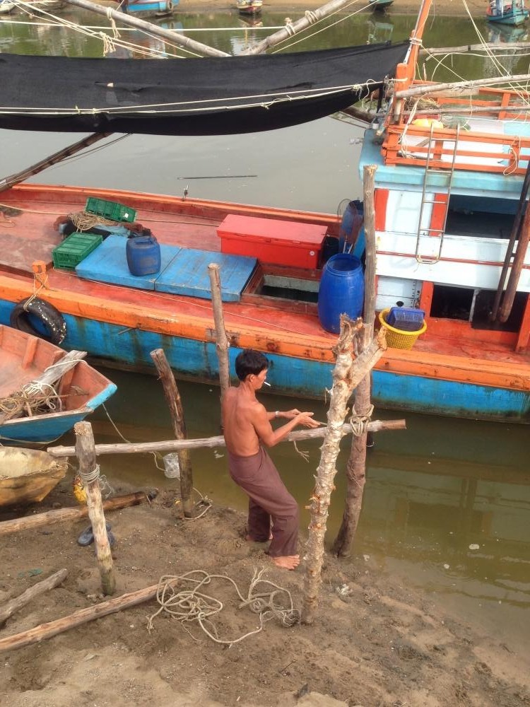 เรือไต๋ตี๋ลำนี้ครับ ต้องทำสะพานลงเรือใหม่ เนืองจากกรมเจ้าท่ามาขุดทรายให้ใหม่ เรือจะได้เข้าออกสะดวกเว