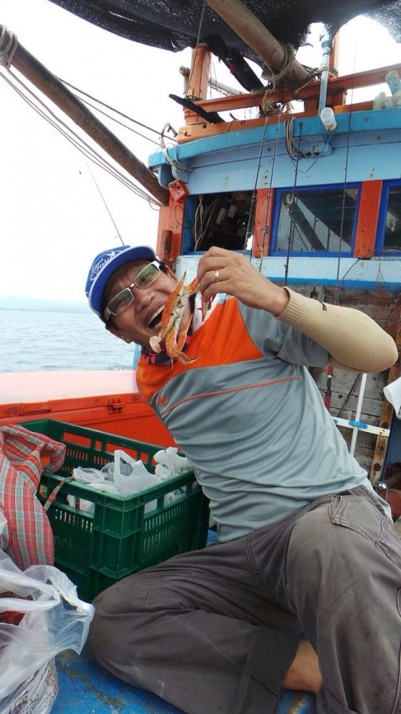 ปูที่เราซื้อสดๆจากเรือประมงชาวบ้านครับ
เอามาต้มบนเรือเนื้อปูหวานสุดๆครับ
ใครที่ชอบกินปูถ้าไปช่วงนี