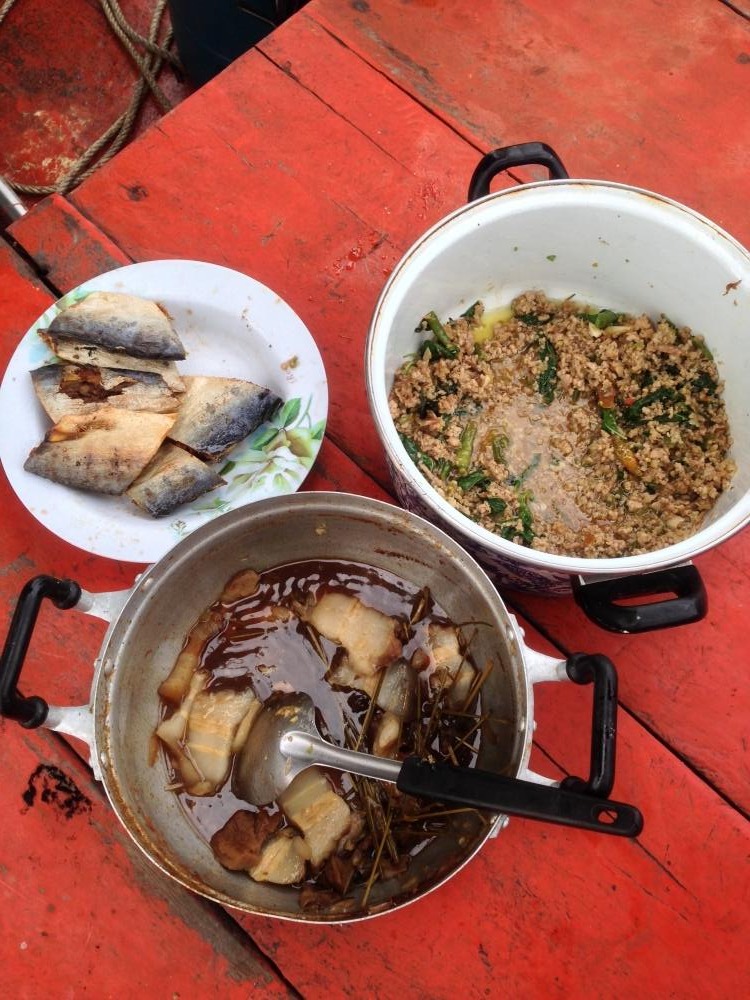 ไต๋ทำอะไรให้กินก็อร่อยไปหมด
ต้มหวานปลาหูช้างหมูสามชั้น ปลาเค็มทอด กระเพาหมูสับ :cheer: