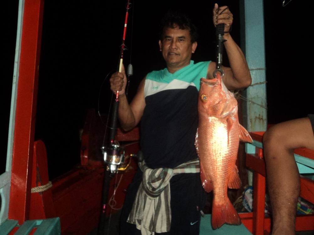 ด้านหน้าพี่สมชายลงหน้าดินไว้ก็โดนครับแต่ไม่ได้ถ่ายตอนอัด หน้าดินก็กินดีครับส่วนมากจะเป็นปลาตะมะ แก้ม