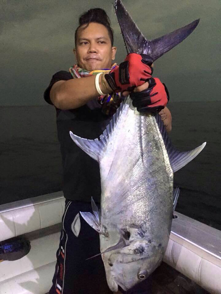 หลังจากโดนฝูง YELLOWFIN TUNA ถล่ม ก็โดนทั้งลมทั้งฝนกว่าจะเบาก็ตี 4 กว่าเล่นเอาทั้งผมและไต๋จ๋าย ไม่ได