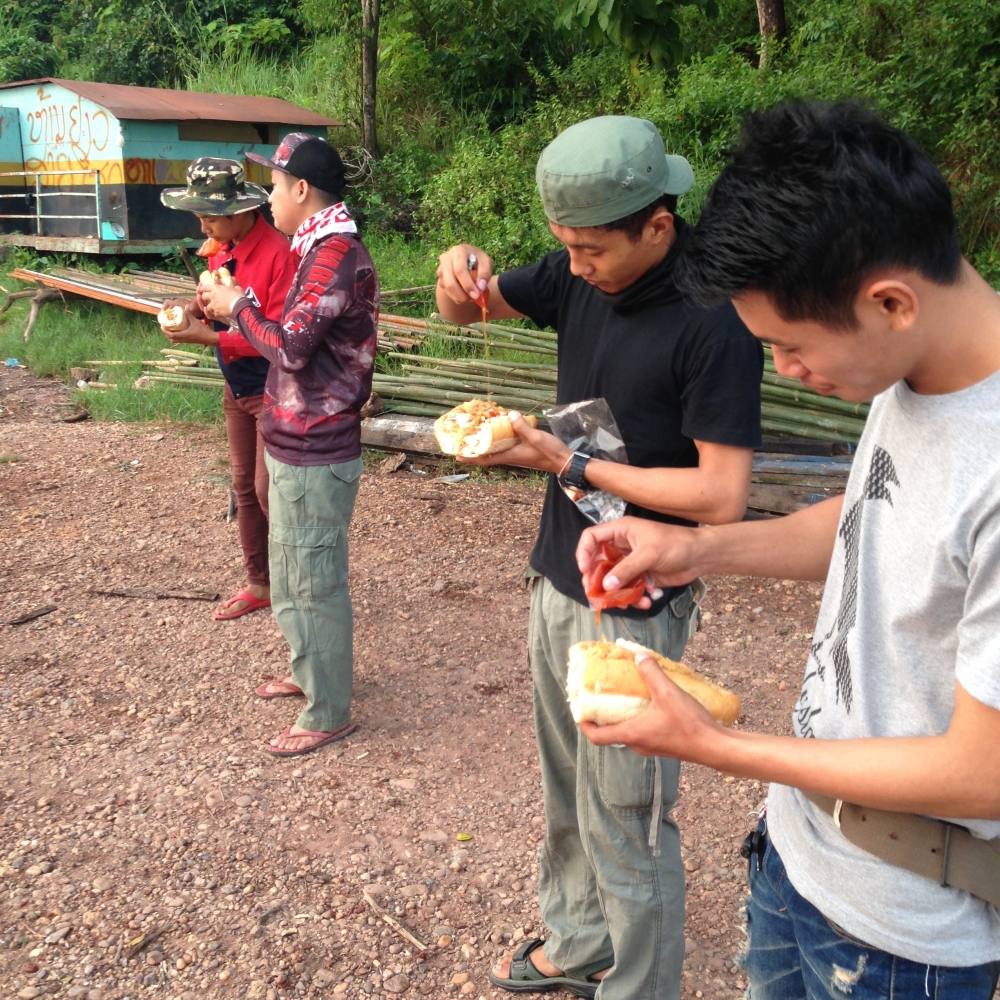  [center]ระหว่างรอไต๋เรือ กินข้าวจี่กันก่อน[/center]