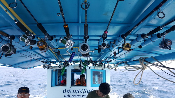อุปกรณ์บางส่วนในการต่อสู้กับปลาที่หลักแก๊ส โดยเรือประแสร์สินธุ์