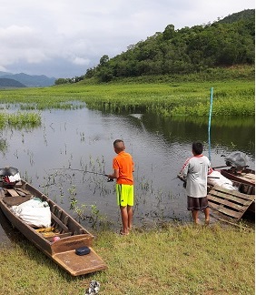 ได้บรรยากาศดีมา นี่ถ้ามีเรือออกไปคงสนุกไม่น้อย เพราะเห็นจิบน้ำอยู่แต่ไกลตีไปไม่ถึง :cry: :cry: :cry: