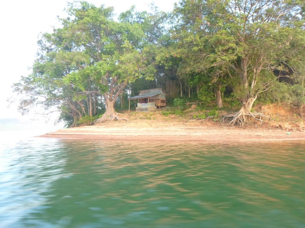 ผ่านเกาะหนึ่ง เห็นมีบ้าน ไต๋เรือบอกว่าที่นี้เปรียบเหมือนทะเล มีบ้านคนพักหาปลาบนเกาะตลอด เอาปลาไปขายเ