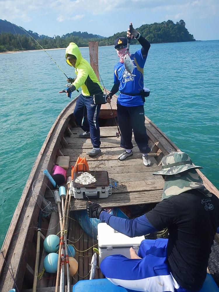 
 [center]ไม่นานนัก ก็เจอปลาฝูง พวกเราโดนกันทั้งลำเรือ รวมทั้งผมด้วย 4 ไม้ 4 ตัว ขึ้นในเวลาใกล้เคีย