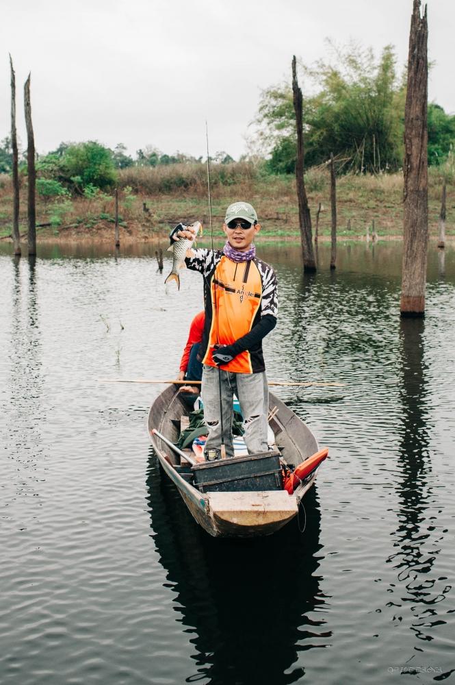 ...ล่องเรือคู่กันไปซักพัก หวดซ้ายที ขวาที ได้ยินแต่เสียงจากน้าโต..ถ่ายรูปให้ผมหน่อยครับ...ผมได้เชลยเ