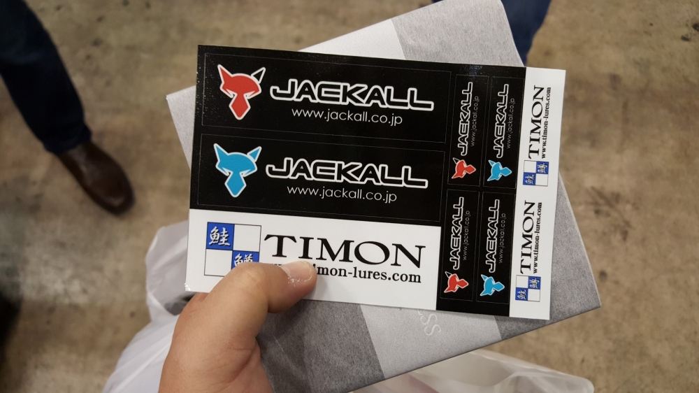 สติ๊กเกอร์ Jackall ที่สุ่มเลือกไม่ได้หมุนล้อ แต่จะได้สติ๊กเกอร์มาแทนครับ