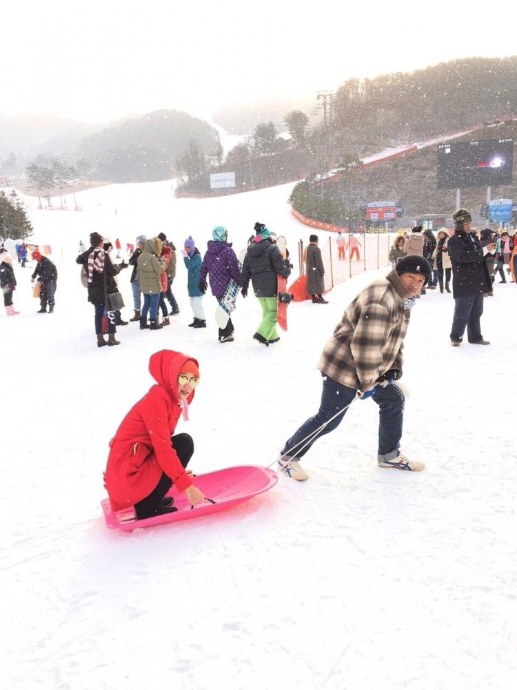 ได้เล่นลากบอร์ดบนน้ำแข็งก็สนุกดีครับ เล่นสกีไม่เป็นเลยไม่กล้าเข้าไปเล่นครับ เอาแบบเด็กๆก่อน :blush: