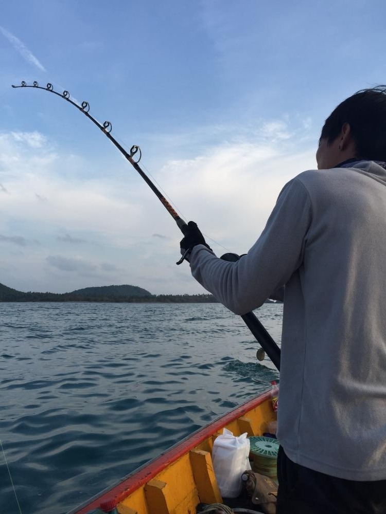 สุดท้ายก้อโดนจนได้ครับ เสียงรอกร้องดังสนั่นเรือ น้องบูมตี๋ไม่รีรอ รีบคว้าคันแล้วงัดปลาตัวเปิดเกมส์ขึ