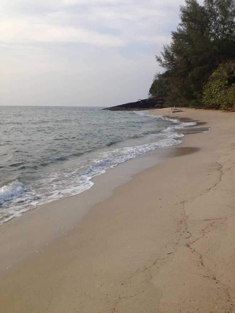 แล้วก็ลงมาอีกฝั่งของภูเขาครับ มีหาดแอบอยู่สวยงามมากไรการรบกวนจากน้ำมือมนุษย์ :love: