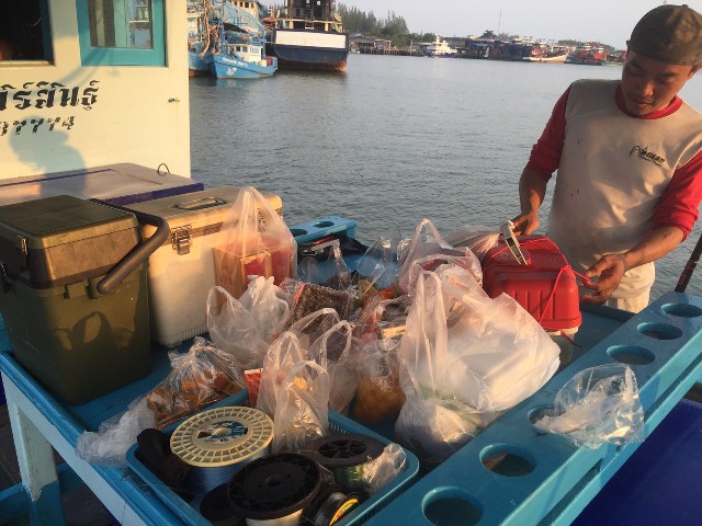 สมาชิกค่อนข้างเยอะครับวันนี้ เกณฑ์ คนมาช่วยกันตกหมึก ขึ้นเรือมา พี่ตุ้งก็ จัดแจงกับข้าวกับปลา
สมาชิ