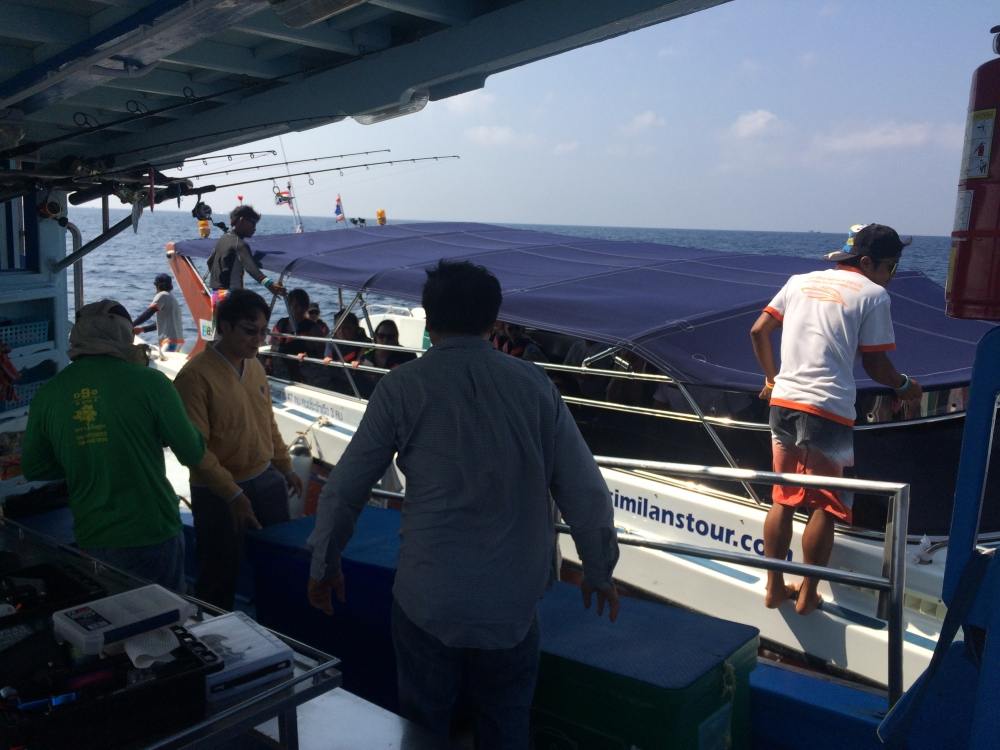 สมาชิกลงเรือมาแล้วครับ  


ดร.วิน  (ใส่เสื้อส้ม)  ขนาดติดประชุมสำคัญ  ยังอุตส่า มีมานะ หาวิธีมาจน