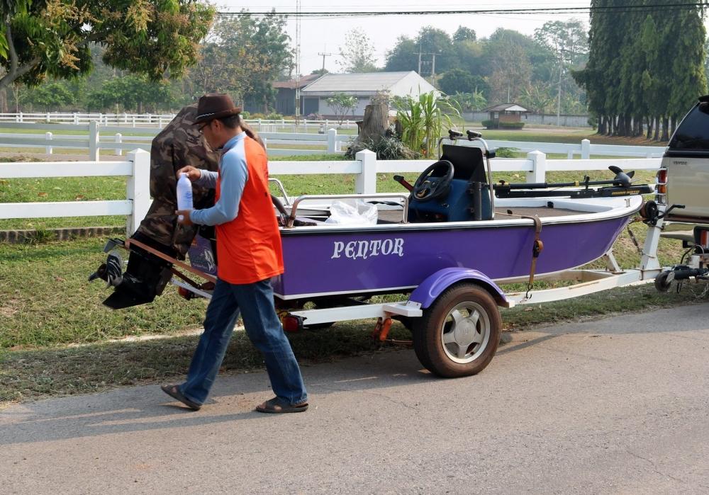 นักกีฬาประเภทนั่งเรือตก ที่เอาเรือมาเองก็เตรียมเอาเรือลงน้ำ