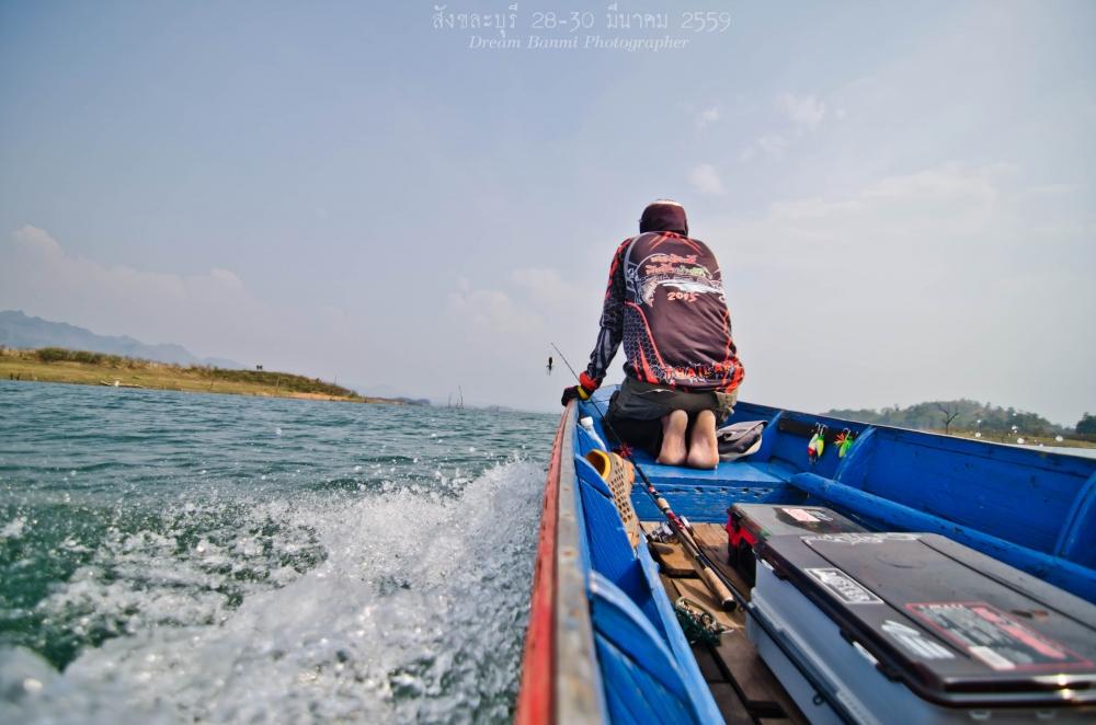 น้าหนุ่มนั่งหัวเรือเฝ้าดูจุดหมายข้างหน้า ด้วยความสุขใจ นั่งดีๆหน่อยคับเดี๋ยวเรือคว่ำ 555+ :grin: :la