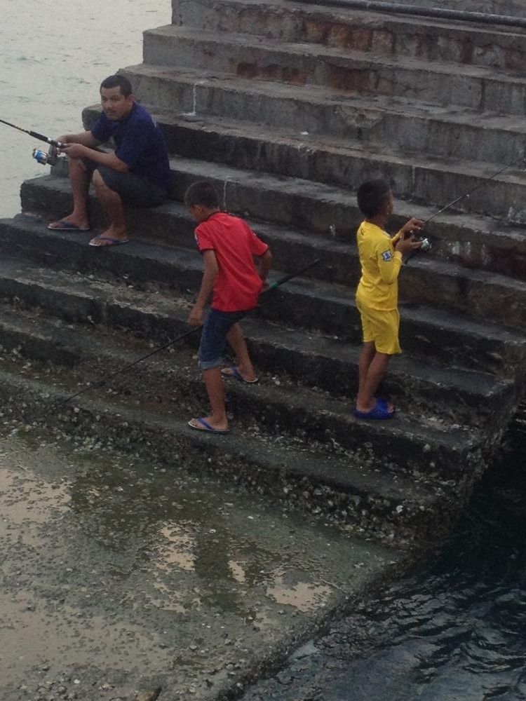 นี่แหละครับบรรยากาศบนสะพาน มีนีกตกปลารุ่นใหม่มาฝึกปรือฝีมือตลอดเวลา :laughing: