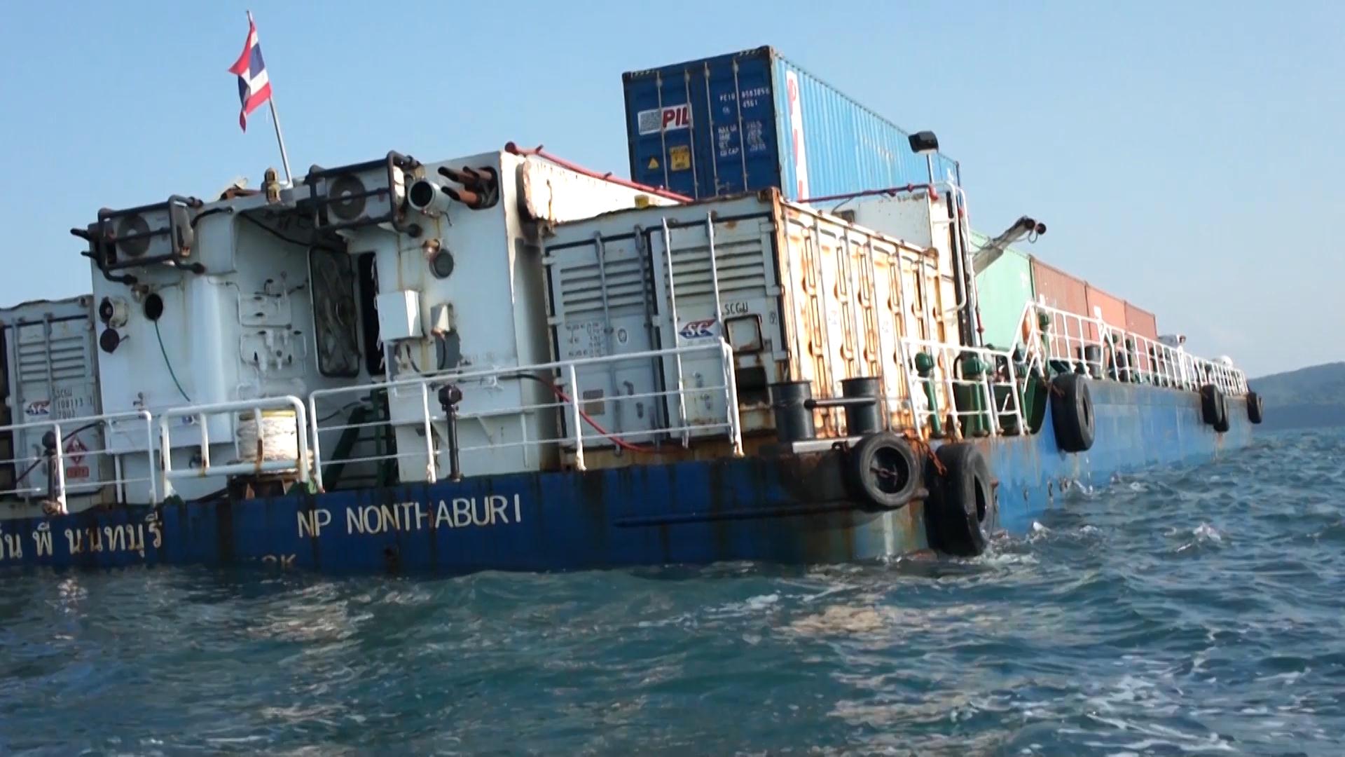  [center]มีเรือสินค้าขนาดใหญ่จอดเป็นระยะ ขณะเรือเล็กของเราแล่นผ่านไป [/center]