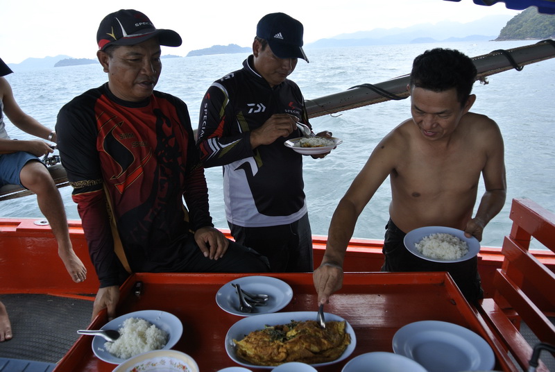  

แล้ว ก็ ต้อง ตุน สะสม พลังงาน กัน

"กิน ข้าวววว"

จุมโพ่ จรัญ เรียกพวกเรา ทีมสิบ

  :gr