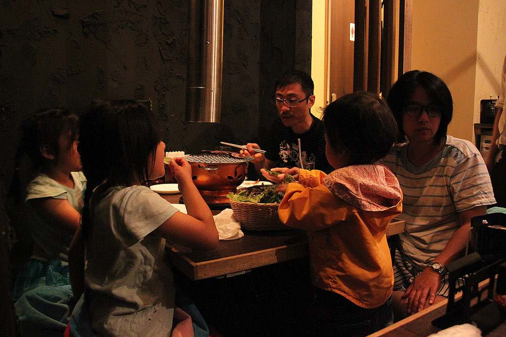 คืนแรก ผมมีนัดกินข้าวกับเพื่อนที่ ญี่ปุ่น

ต่างคน ต่างหิ้วของฝากมาให้กัน ก็นานๆ เจอกัน เล่นเอาหิ้ว