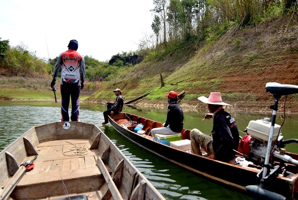  [center]

** วนไป วนมา......เข้ามาเจอเรือพวกกันจนได้

สอบถามไปก็รอดแห้วแล้วเหมือนกัน.....สอยช่อ