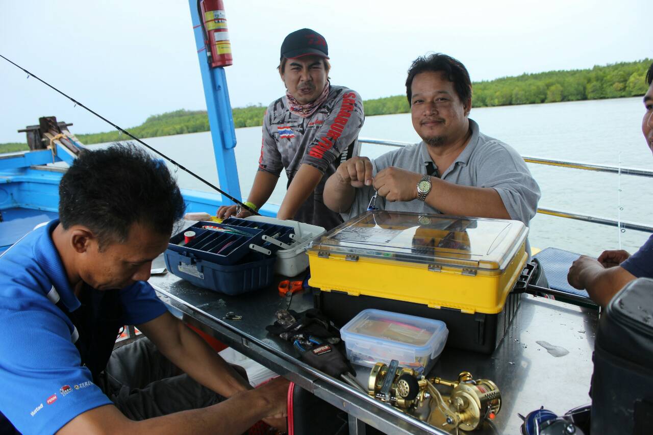 เรือวิ่งก็เตรียมอุปกรณ์กันไป ตอนลงเรือนี่กล่องหนักๆ กันทั้งนั้น ขากลับนี่กล่องเบาเลย เอาไปแลกปลากัน 