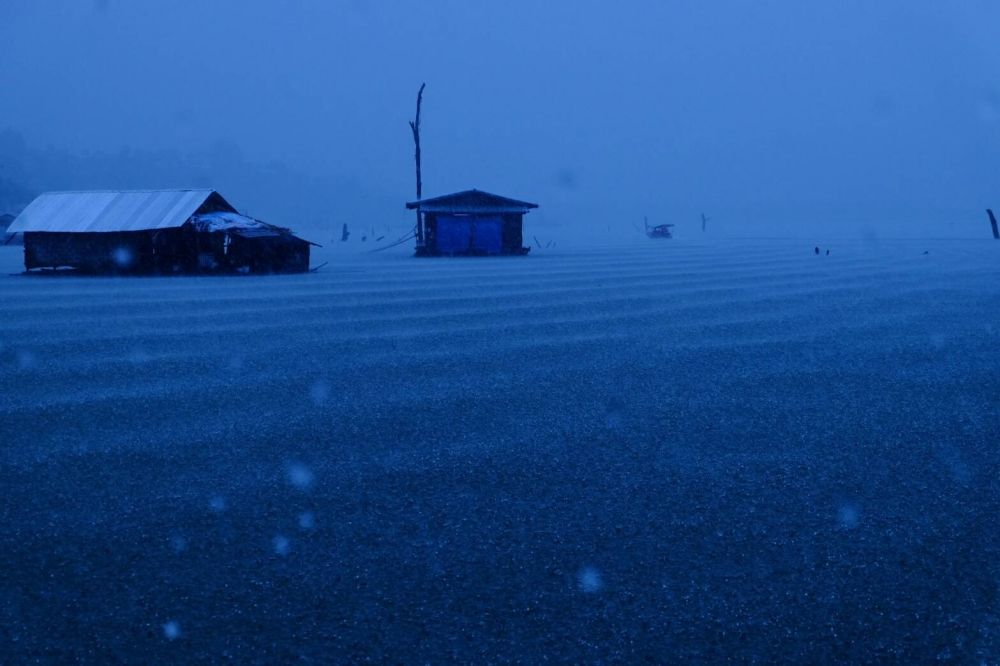 ภาพในแพวันฝนตกพรำๆ มีตังค์เป็นล้านก็หาบรรยากาศแบบนี้ไม่ได้ ผมนี่ตื่นมานั่งดูเลยครับ :love: :love: