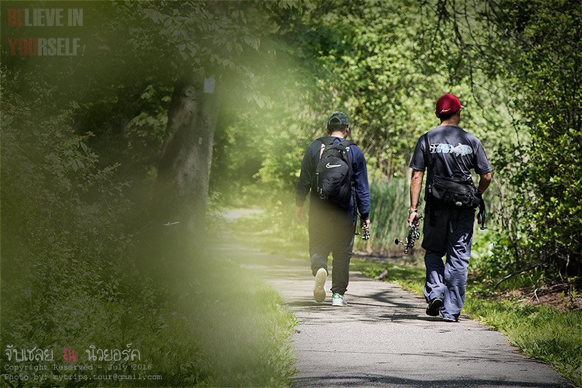 You follow your nose; I follow your butt. [แปลเป็นไทย: คุณเดินไปตามทางของคุณ ผมก็เดินตามตูดคุณละกัน]