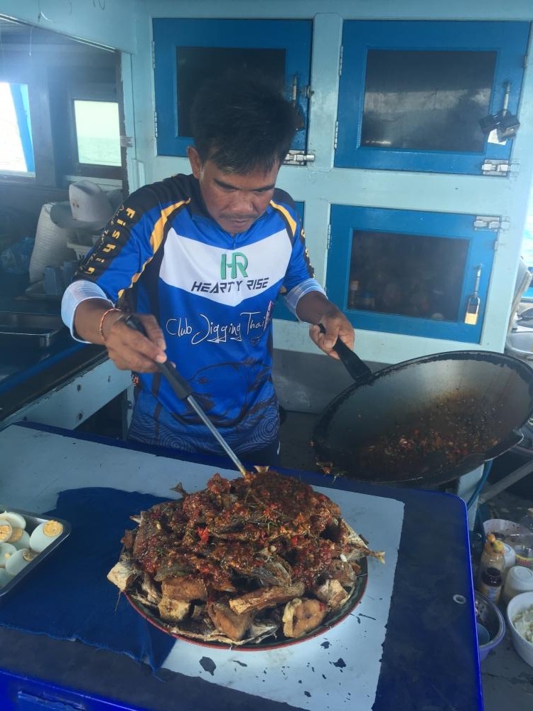  [center]อาหารมื้อพิเศษ ฝีมือไต๋มด ลงมือทำเองผมก็รีบเก็บภาพทันที[/center]