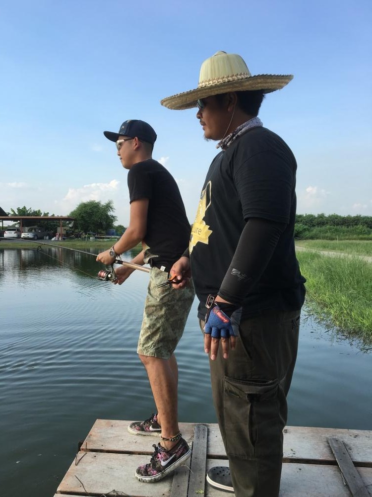 พานักตกปลาชาวเวียดนามมาเทสเหยื่อครับ