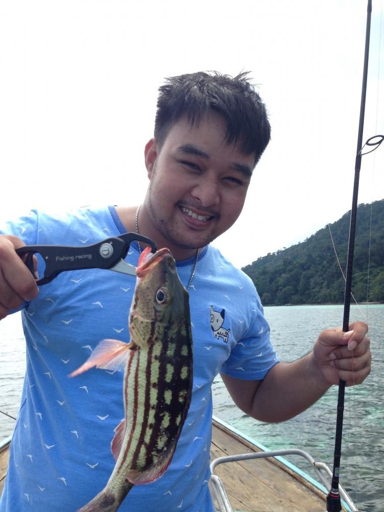 น้องชายก็ไม่ยอมแพ้ครับหยิบ Rapala BXM 10 จัด

กระพงลาดพาดไซค์พอได้ทอดขึ้นมา 1 ตัว