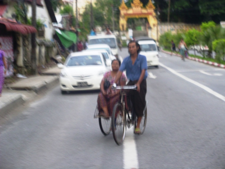  รอยต่อระหว่างความเจริญ จักรยานรับจ้างพม่า นั่งแบบพ่วงข้างมี 2 ที่นั่ง นั่งหันหลังใส่กัน 

 :cheer