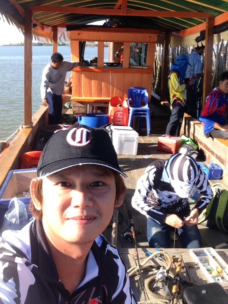 นั่งเรือไปไม่กี่นาทีก็ถึงหมายแรกกันแล้วครับ ไต๋ผูกเรือเสร็จก็บอกว่า เอ้าลุยกันเลย ทุกคนผูกสายหน้าและ