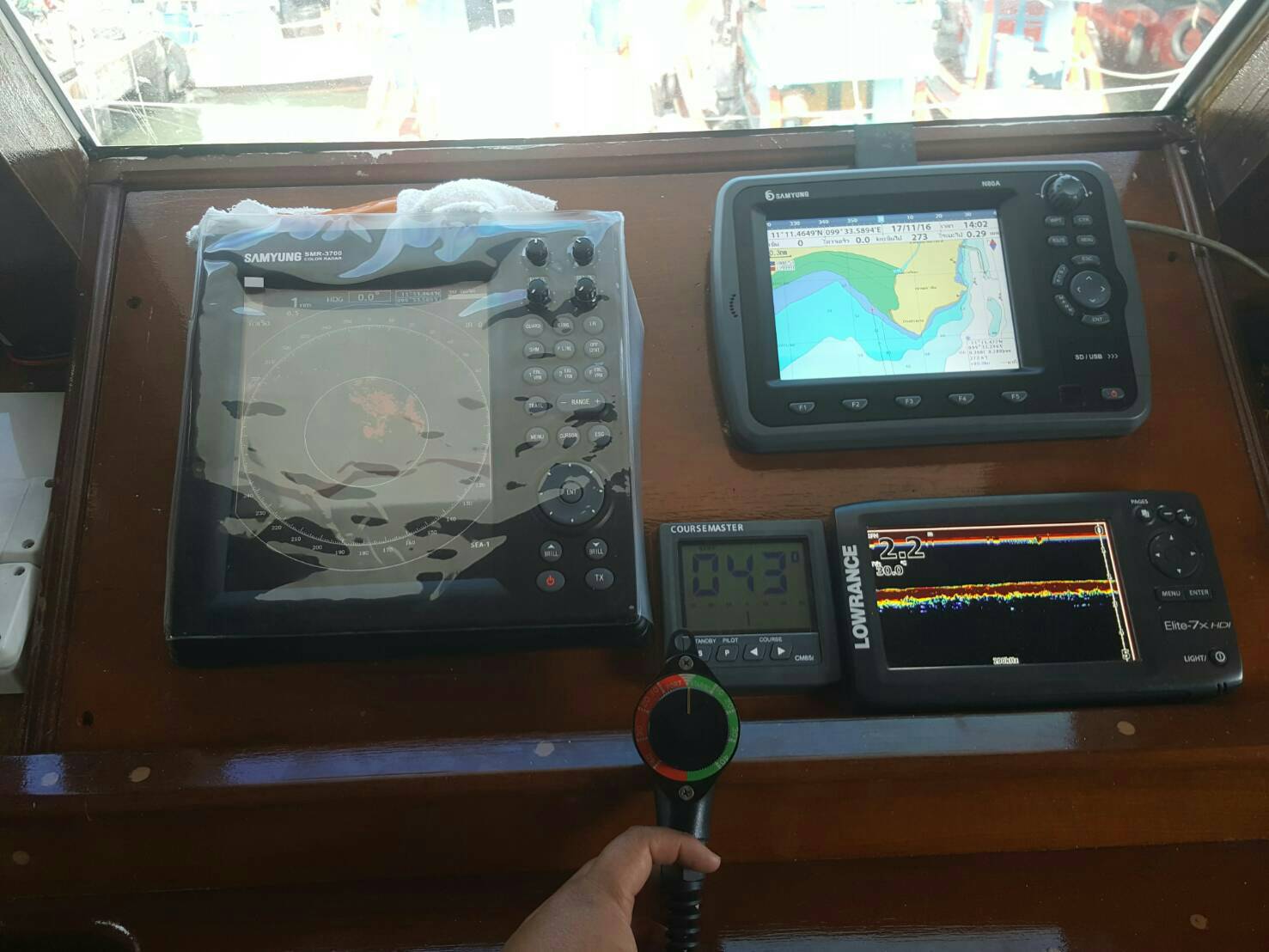 อุปกรณ์เดินเรือ...เดินเรือด้วยระบบ Auto pilot และ Radar... จัดเต็มจริงๆครับ