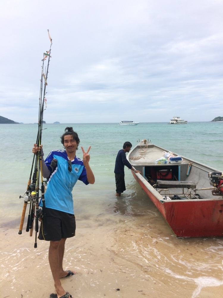 เรือที่จะพาไปลุยที่หมายรอบเกาะหมาก