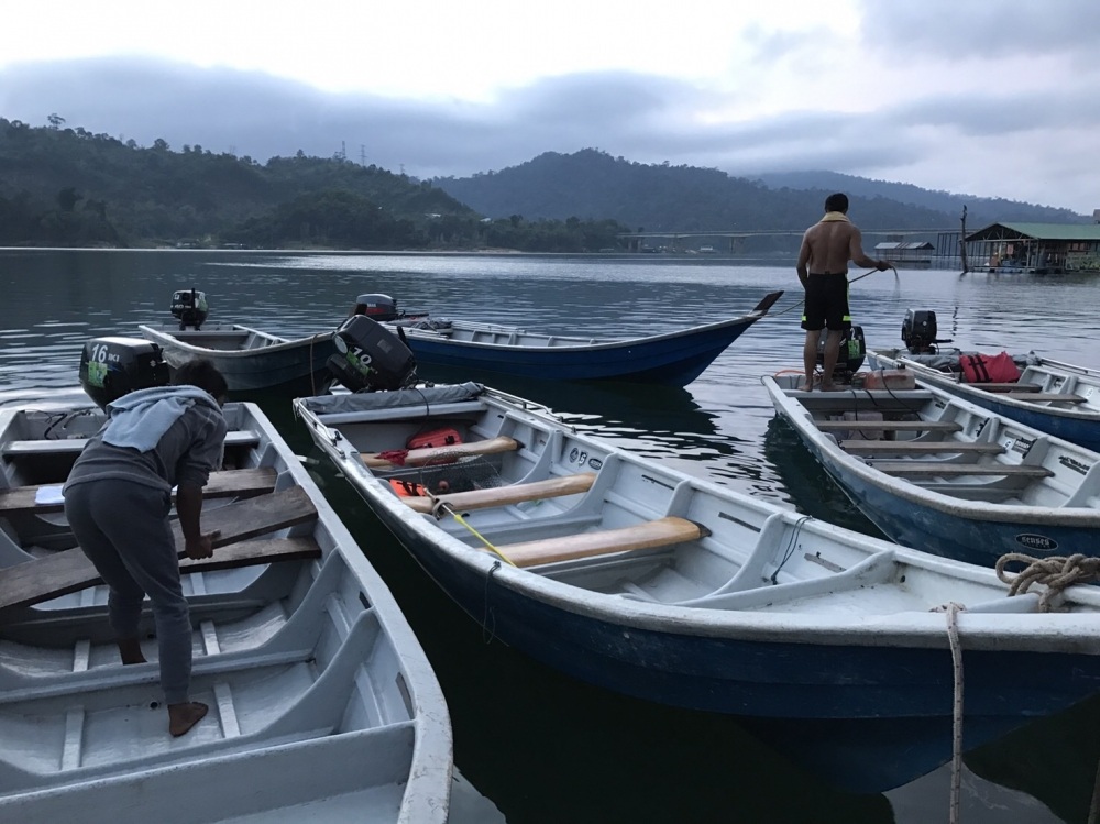 เรือที่ใช้ในการเข้าหมายเครื่อง 40 แรง
วิ่งกระจายนั่งสบายกว้างขวางต่างจาก
บ้านเราจริงๆ