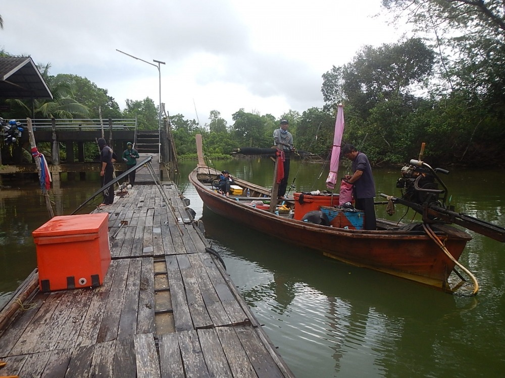 
 [center]เรือก็วิ่งไปไหนไม่ได้เลยต้องเข้ามาแอบหลบกันที่นี่ครับ[/center]

