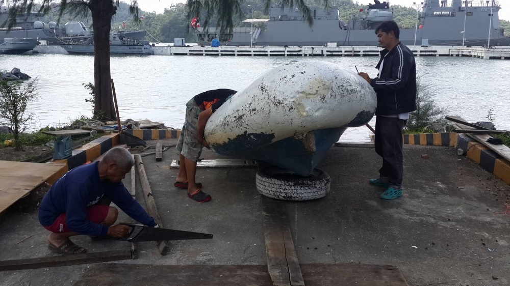 
 [center]ทิ้งให้เรือแห้งสนิท หลังจากนั้นก็มาเป็นเรือวางแบบ เพื่อจะปูพื้นเรือด้วยไม้กระดาน ขนาด 10 