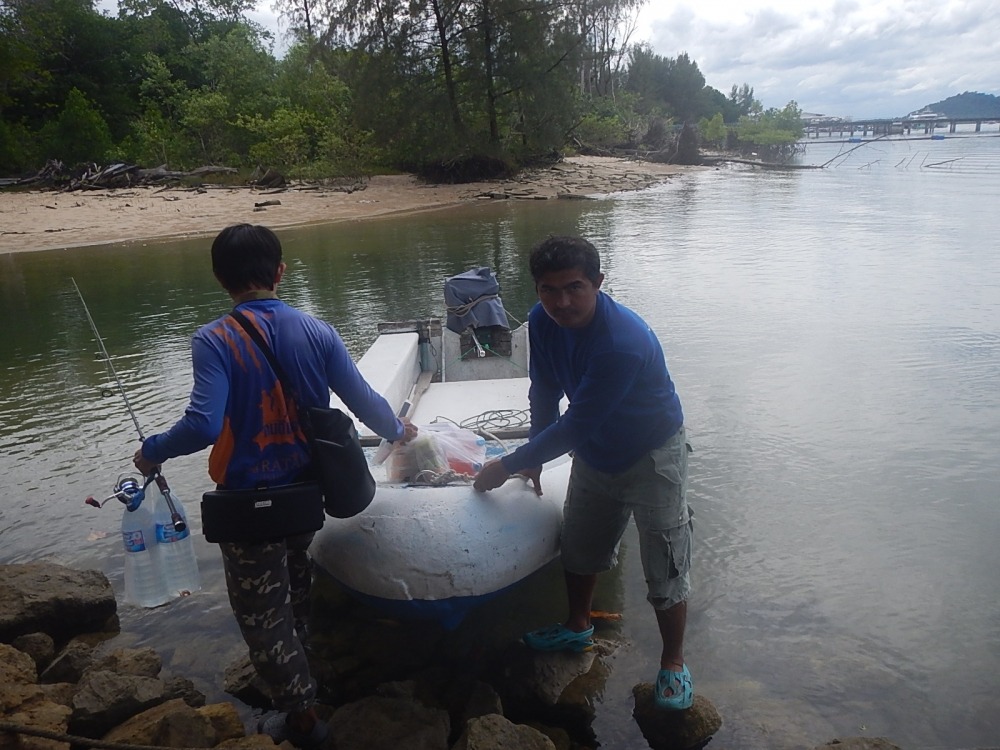 
 [center]แล้วก็มีเรือออกตกปลากันเค้าสักที เครื่องหางสั้น แบบนี้ดูแลง่าย ประหยัด
และบังคับเลี้ยวได