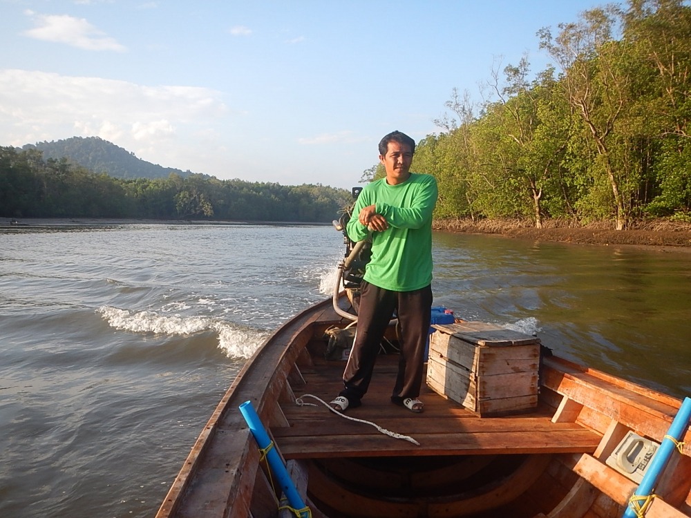 
 [center]เรือลำนี้เป็นลำใหม่ ของไต๋คนเก่า คับ....บังเลาะห์ 

นี่เป็นการประเดิมเรือครั้งแรกของไต๋