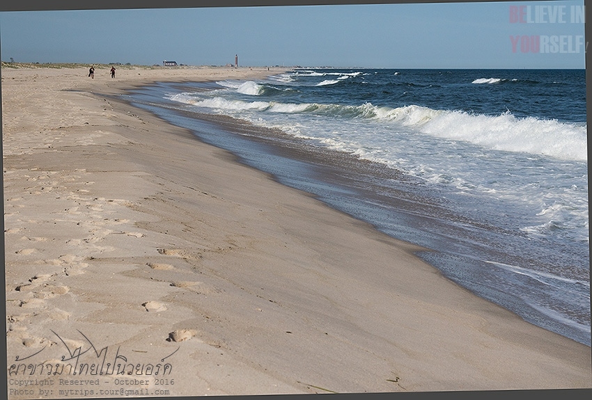 ผมนั่งบรรยายภาพนี้ที่ระยอง ในขณะที่ภาพนี้ถ่ายทำที่ Jones Beach ทั้งสองสถานที่นี้ มีชายหาดเหมือนกัน แ