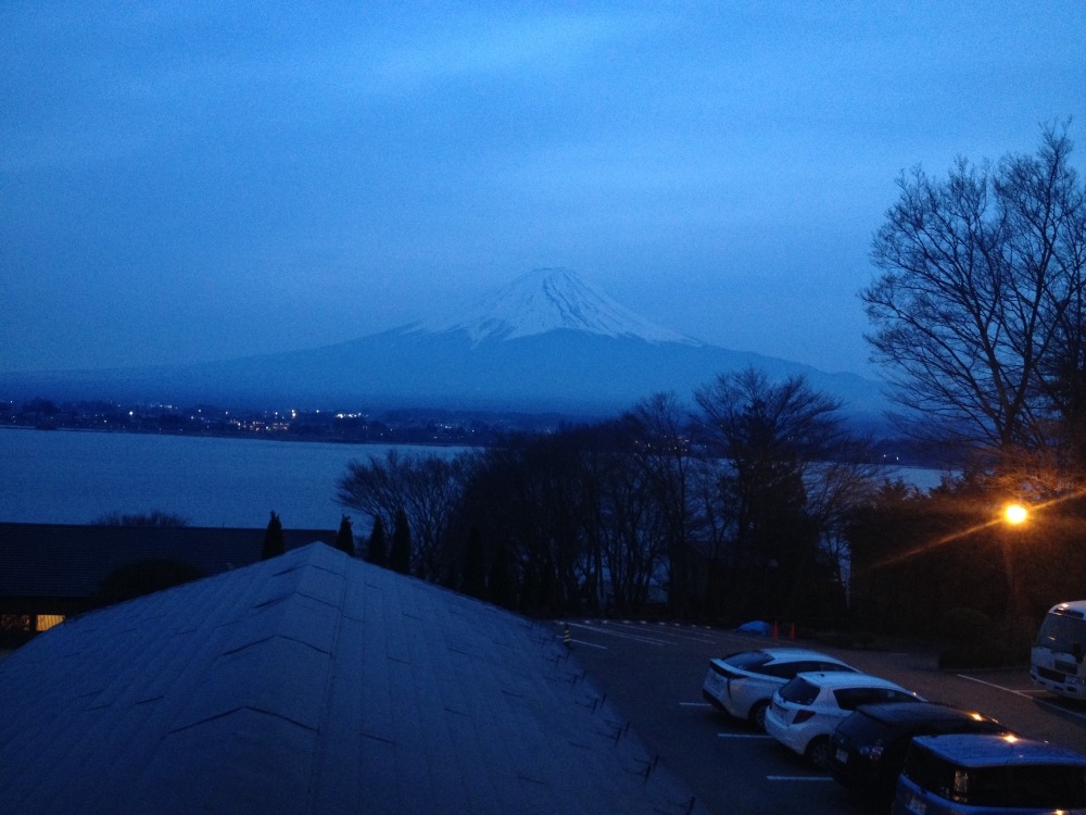 (รูปถ่ายจากไอโฟน4ทั้งหมดครับ)
ทะเลสาบอีกแห่ง รอบ ฟูจิ ชื่อ ทะเลสาบ คาวากูจิโกะ ด้านหลัง คือภูเขา ฟู