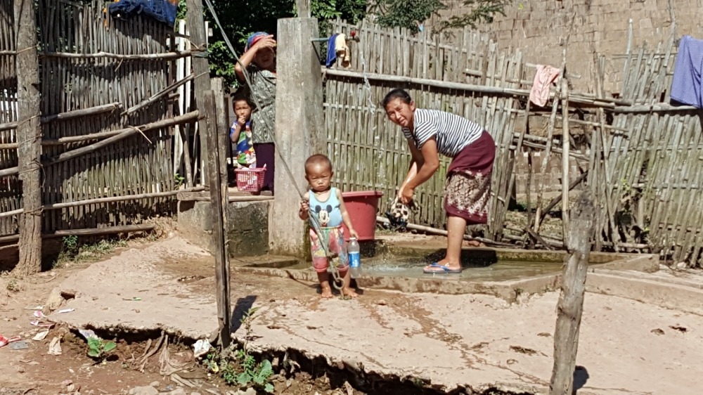 น้ำสร้าง คือน้ำบาดาร ที่ยังใช้วิธีโยกแบบดั้งเดิม ยังพอมีให้เห็น แต่บางที่ใช้วิธีต่อน้ำจากบนดอยมาใช้
