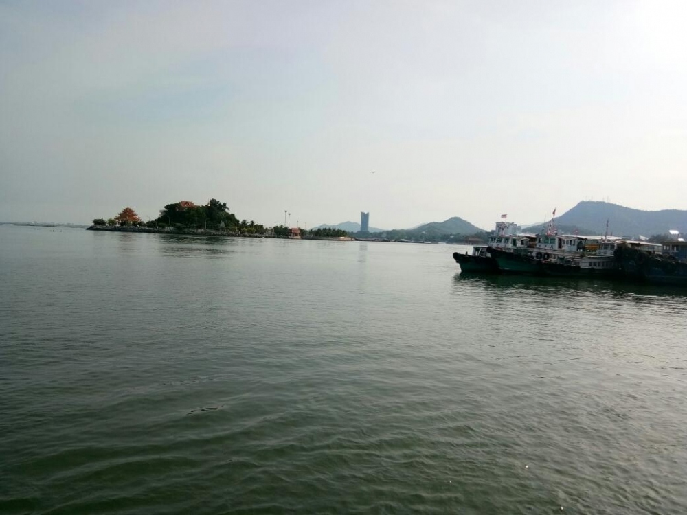 เรือค่อยๆถอยหลัง ถึงแม้ว่าผมขึ้นเรือหลายครี้งแล้วแต่ครั้งนี้ตื่นเต้นมากๆบอกไม่ถูกครับ