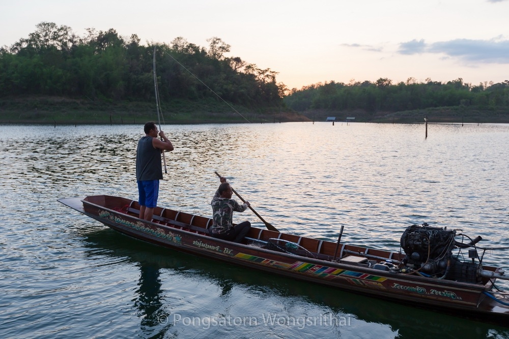 18.47 น. เรากลับเข้าถึงแพพัก น้าแอร์เอาเรือออกมานั่งคุยกับพวกเราอยู่นานแล้ว 

จังหวะเดียวกันกับเพื