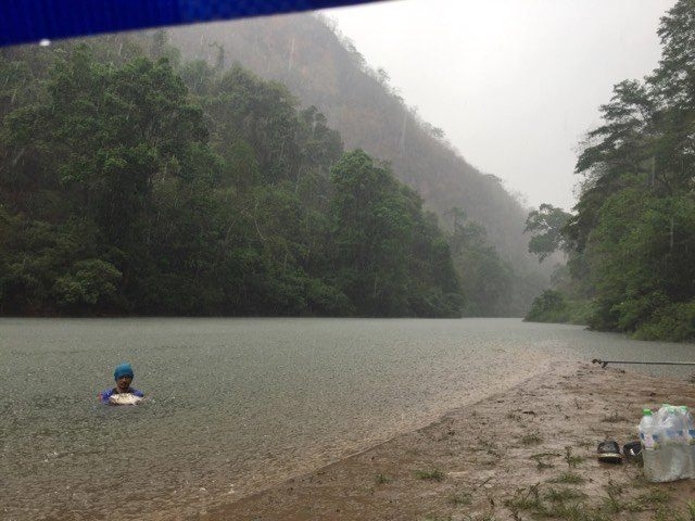 ฝนตก แต่พวกเราดันลืมเอาผ้าใบไปทุลักทุเลมากที่สุดตั้งแต่ไปแคมป์ แต่เป็นทริปที่ประทับใจที่สุดในชีวิตแล